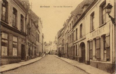Cette rue en arc de cercle suit le traçé de la première enceinte du monastère de Sithieu.